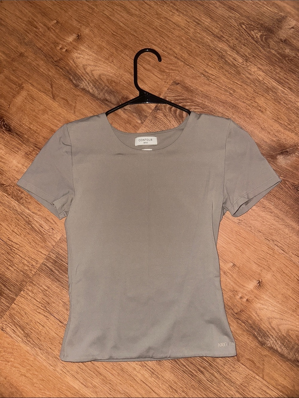 Aritzia contour short sleeves shirt